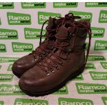 100x pairs of Grade 2 Various combat boots - may include - Magnum, YDS, Haix - mixed sizes