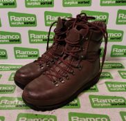 100x pairs of Grade 2 Various combat boots - may include - Magnum, YDS, Haix - mixed sizes