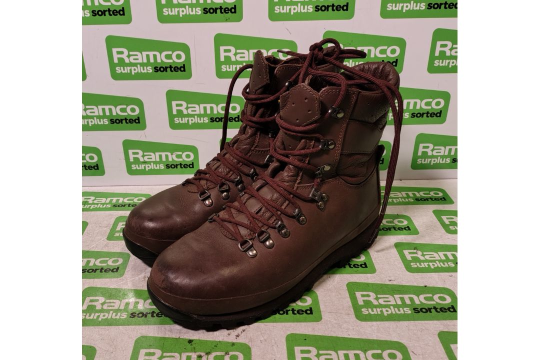 100x pairs of Grade 2 Various combat boots - may include - Magnum, YDS, Haix - mixed sizes - Image 1 of 7