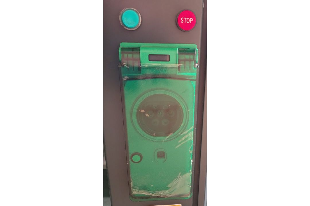 Schneider EV.2S7P22 7kW electric vehicle charging station - W 410 x D 220 x H 1150mm - 42kg - Image 5 of 5