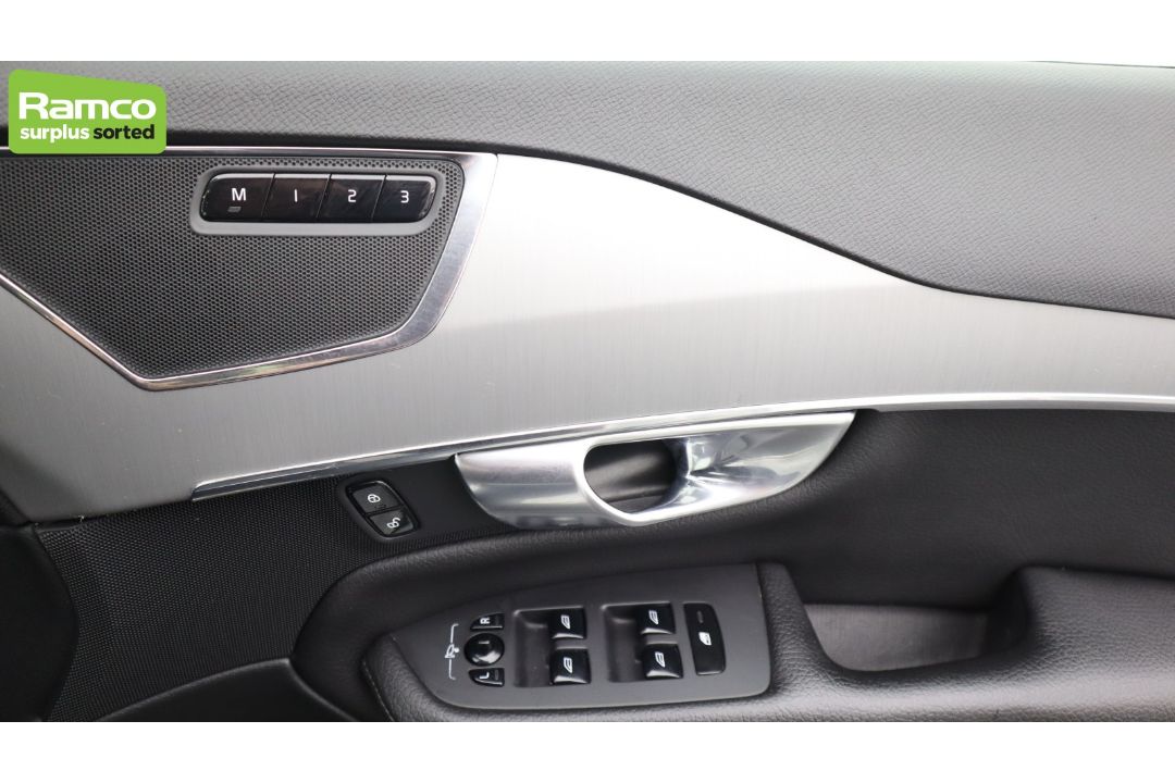 2021 Volvo XC90 Momentum T8 Recharge AWD 2.0L Petrol Hybrid - full details in the description - Image 25 of 61