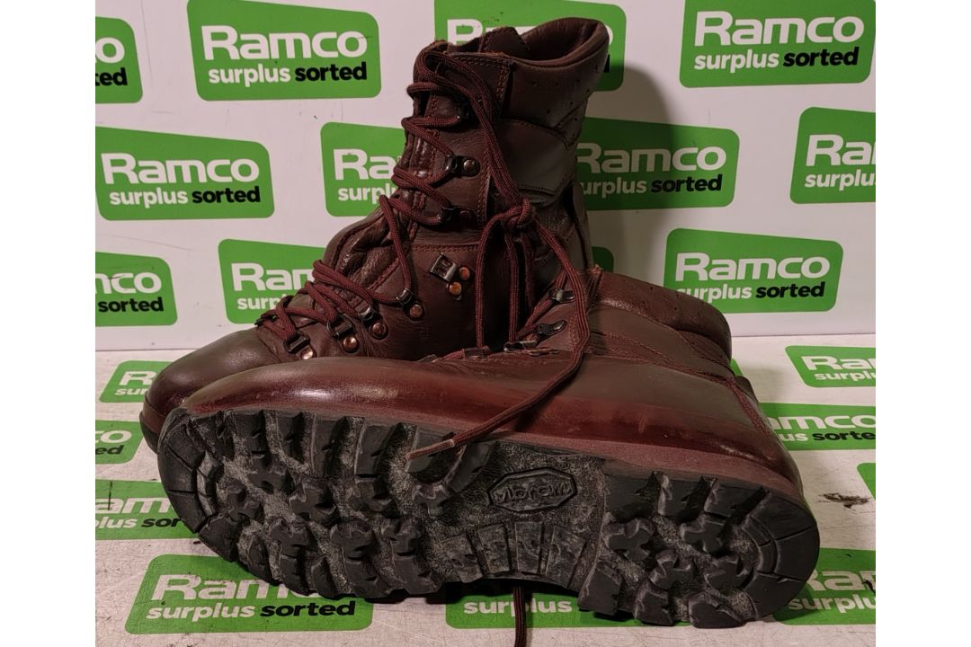 100x pairs of Grade 2 Various combat boots - may include - Magnum, YDS, Haix - mixed sizes - Image 4 of 7