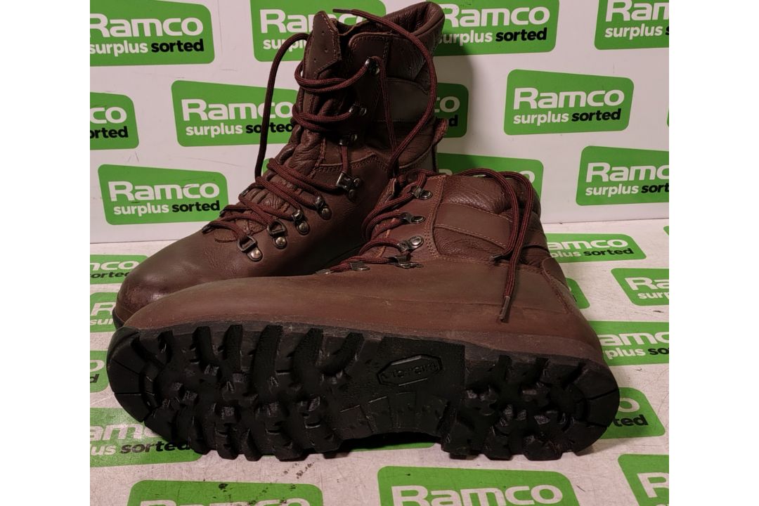 100x pairs of Grade 2 Various combat boots - may include - Magnum, YDS, Haix - mixed sizes - Image 2 of 7