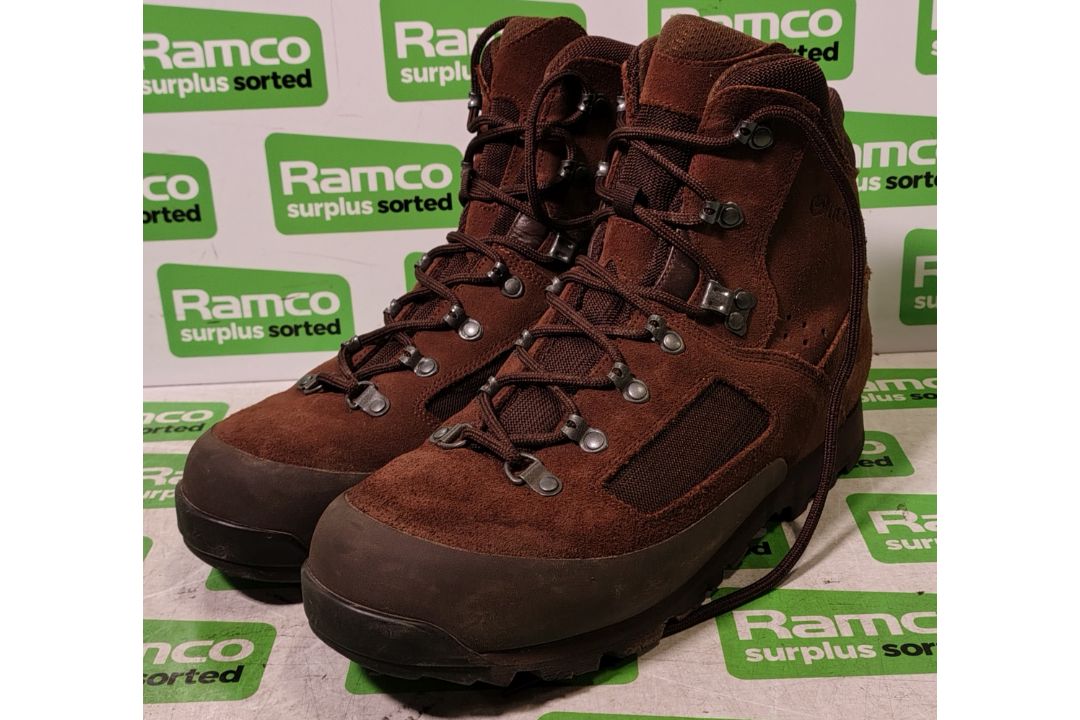 100x pairs of Grade 2 Various combat boots - may include - Magnum, YDS, Haix - mixed sizes - Image 5 of 7