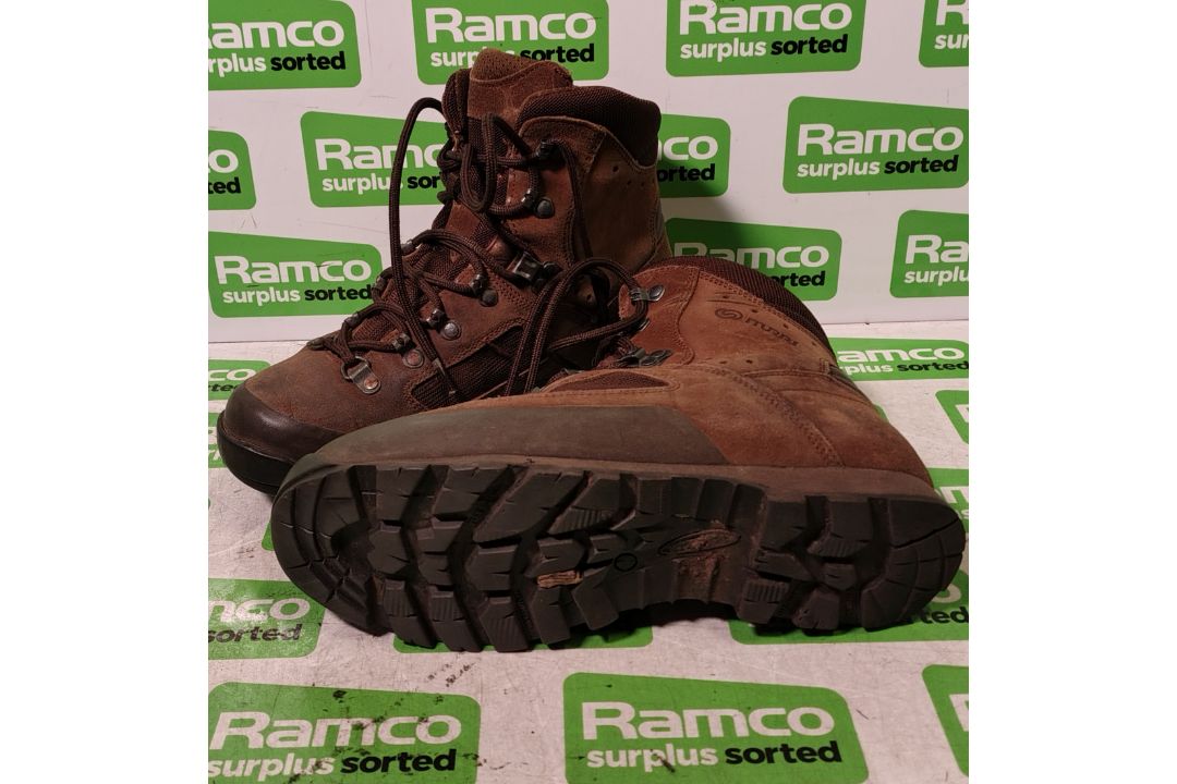 100x pairs of Grade 2 Various combat boots - may include - Magnum, YDS, Haix - mixed sizes - Image 4 of 7