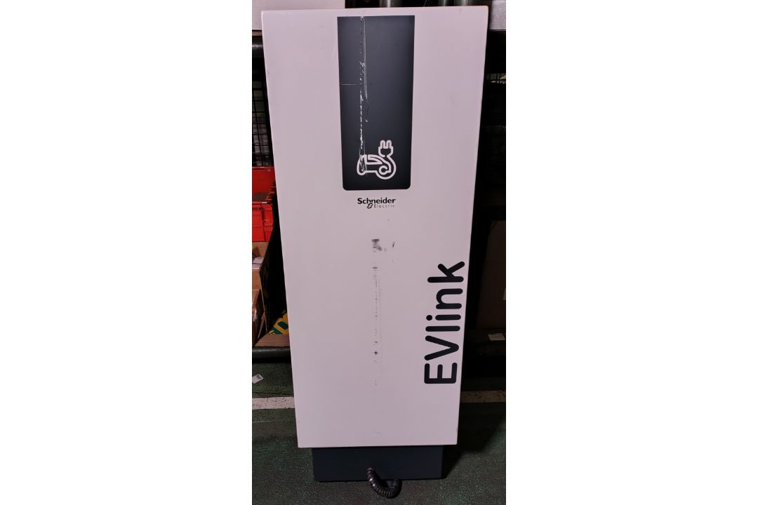 Schneider EV.2S7P22 7kW electric vehicle charging station - W 410 x D 220 x H 1150mm - 42kg - Image 1 of 5