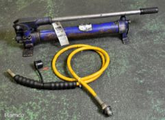 Hand operated hydraulic pump - W 140 x D 680 x H 160mm - 6.6kg