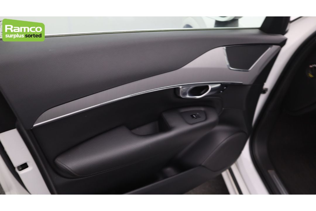 2021 Volvo XC90 Momentum T8 Recharge AWD 2.0L Petrol Hybrid - full details in the description - Image 45 of 61