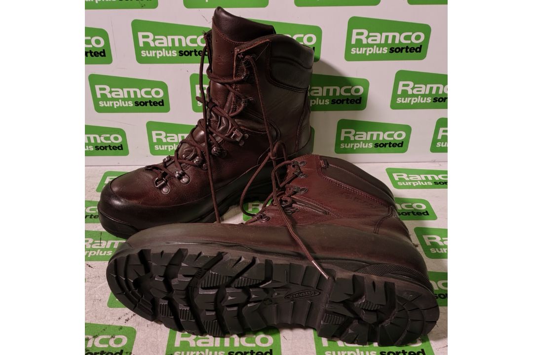 100x pairs of Grade 2 Various combat boots - may include - Magnum, YDS, Haix - mixed sizes - Image 6 of 7