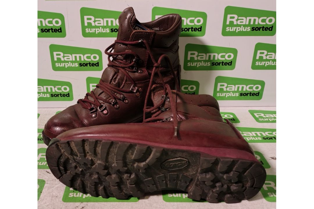 100x pairs of Grade 2 Various combat boots - may include - Magnum, YDS, Haix - mixed sizes - Image 2 of 7