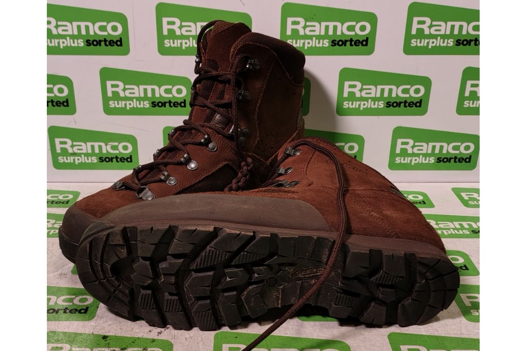 100x pairs of Grade 2 Various combat boots - may include - Magnum, YDS, Haix - mixed sizes - Image 6 of 7