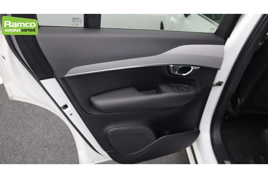 2021 Volvo XC90 Momentum T8 Recharge AWD 2.0L Petrol Hybrid - full details in the description - Image 42 of 61