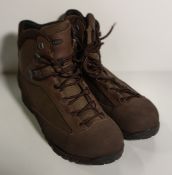 100x pairs of Grade 2 Various combat boots - may include - Magnum, YDS, Haix - mixed sizes