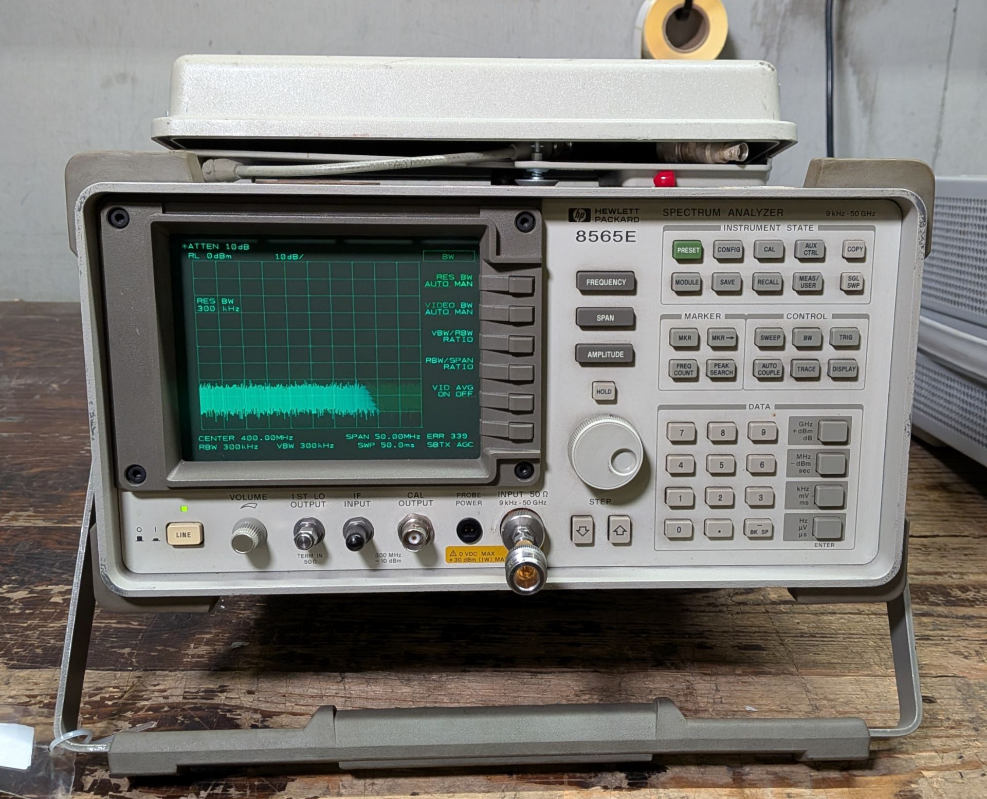 HP 8565E spectrum analyzer - 9 kHz - 50 GHz - Serial No: 3611A00408 - W 370 x D 560 x H 185mm - Image 2 of 9