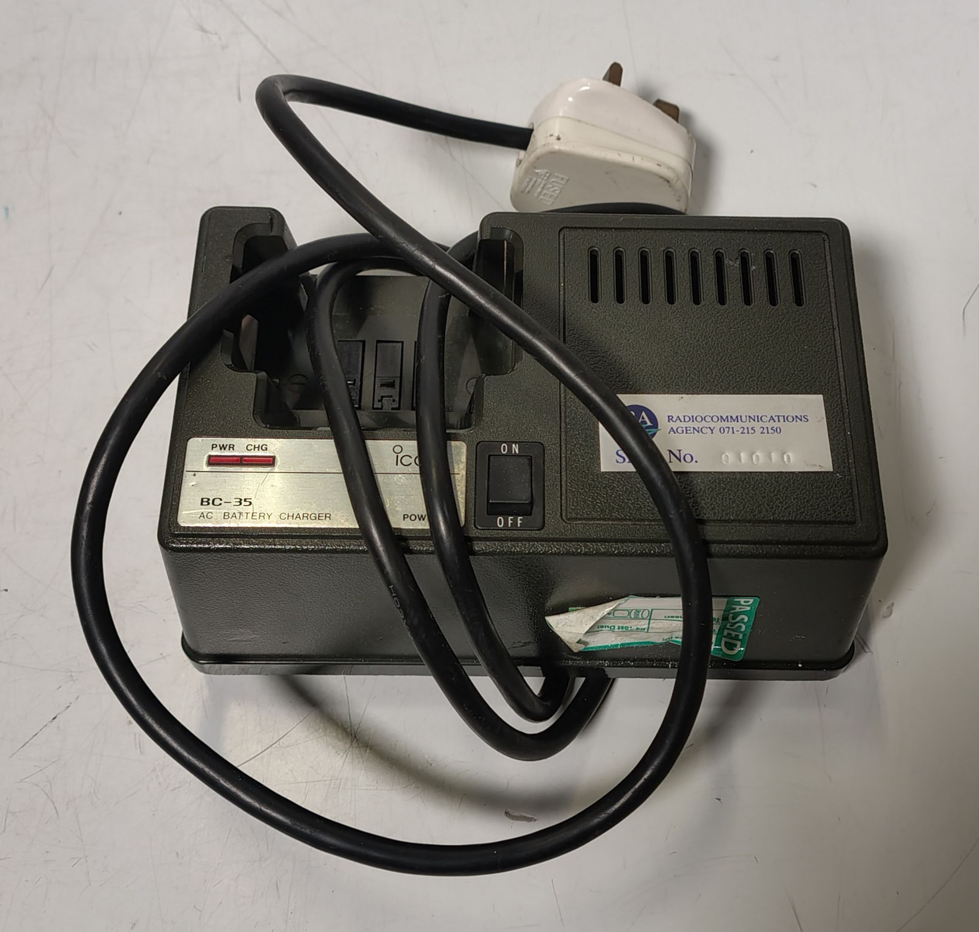 6x Icom IC-H16-UK and 5x Icom handheld transceivers/walkie talkies with 3x Icom battery chargers - Image 6 of 7