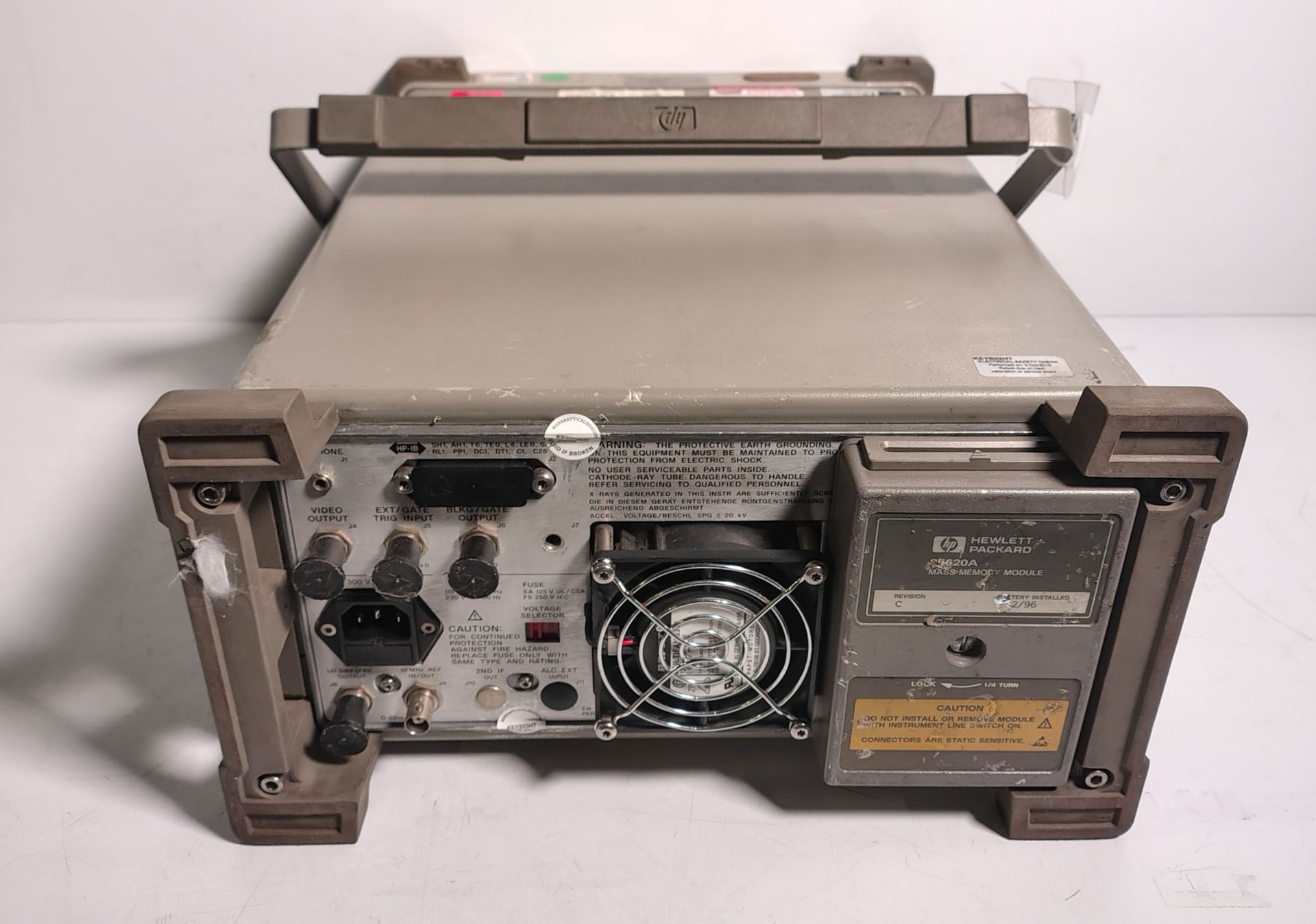 HP 8565E spectrum analyzer - 9 kHz - 50 GHz - Serial No: 3611A00408 - W 370 x D 560 x H 185mm - Image 4 of 9