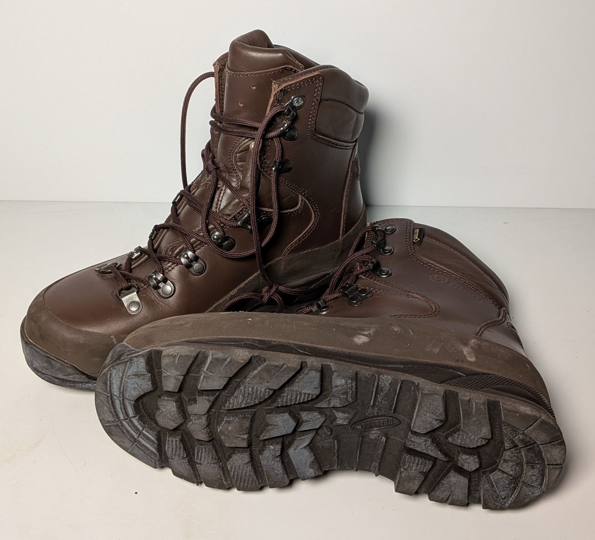 100x pairs of Grade 2 Various combat boots - may include - Magnum, YDS, Haix - mixed sizes - Image 10 of 14