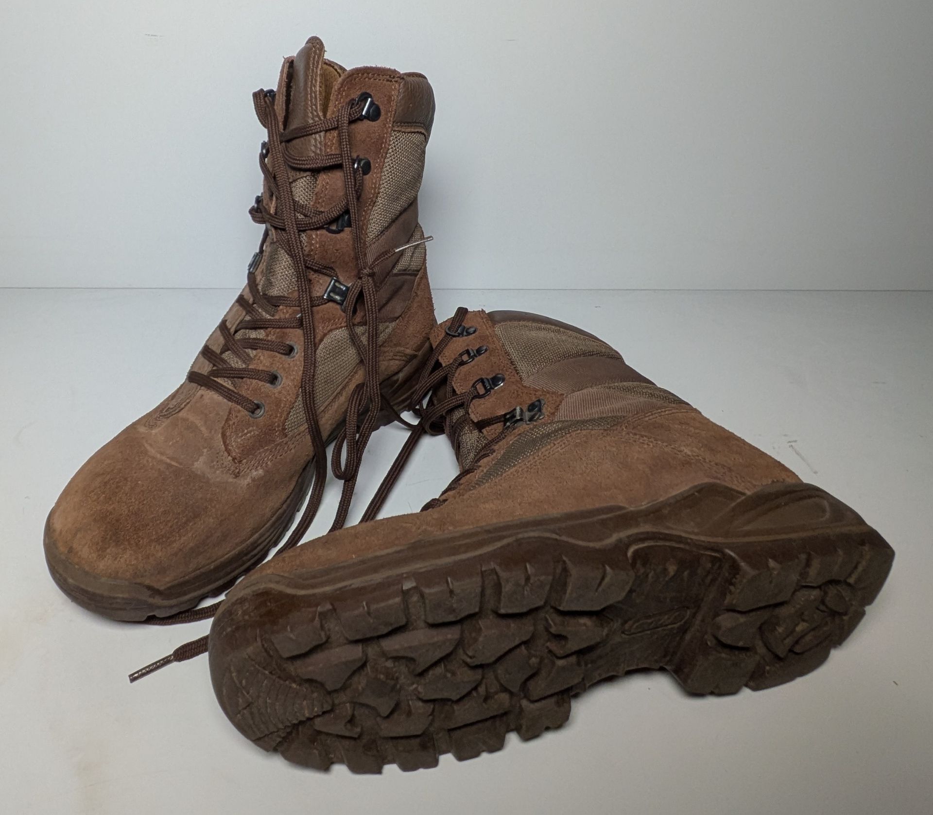 100x pairs of Grade 2 Various combat boots - may include - Magnum, YDS, Haix - mixed sizes - Image 2 of 14