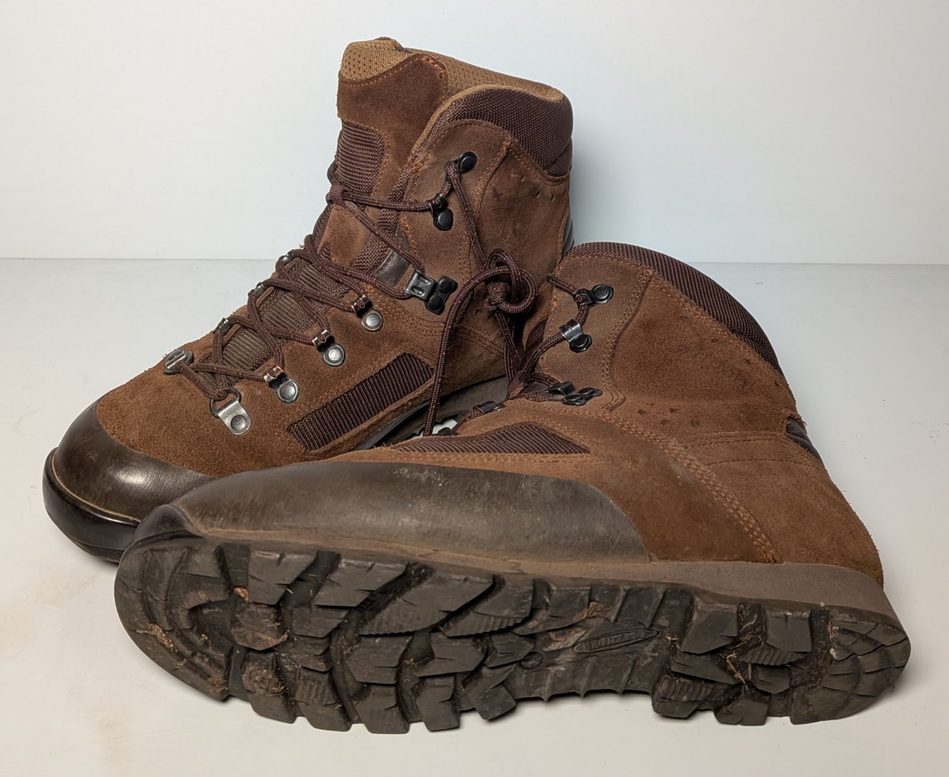 100x pairs of Grade 2 Various combat boots - may include - Magnum, YDS, Haix - mixed sizes - Image 4 of 14
