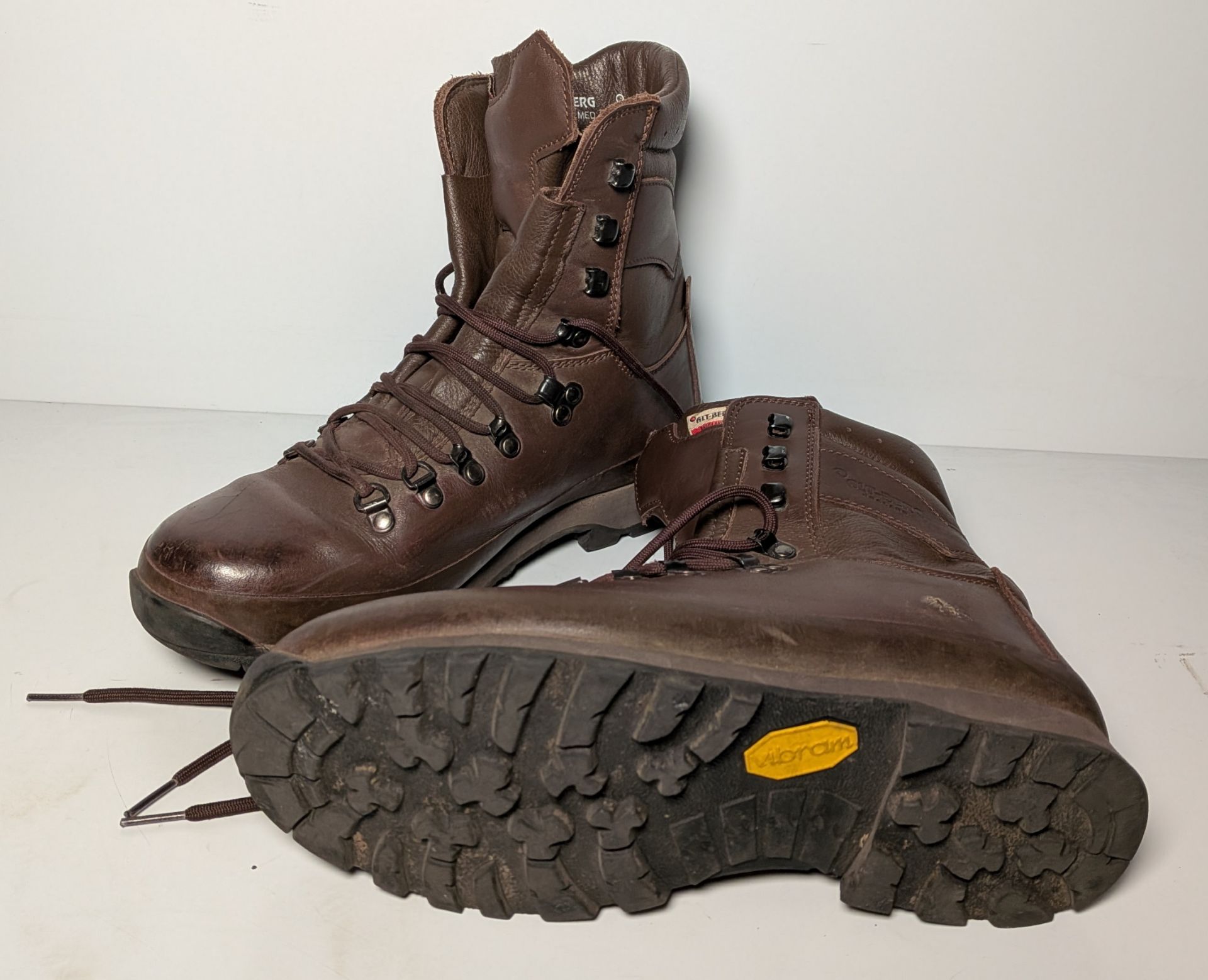 100x pairs of Grade 2 Various combat boots - may include - Magnum, YDS, Haix - mixed sizes - Image 6 of 14