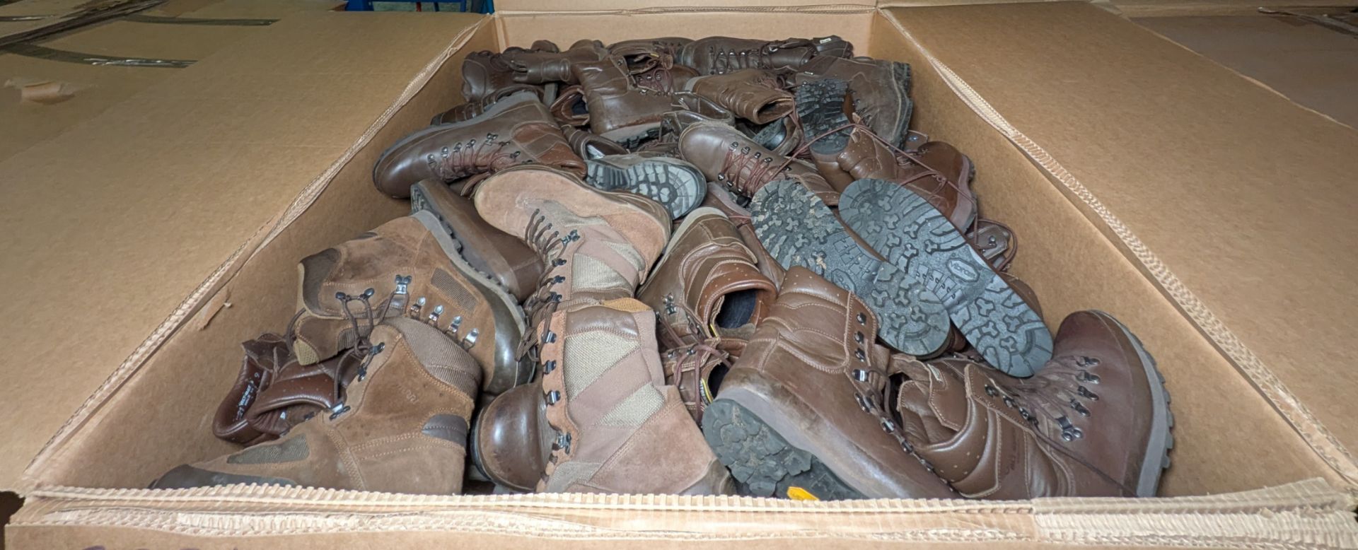 100x pairs of Grade 2 Various combat boots - may include - Magnum, YDS, Haix - mixed sizes - Image 13 of 14