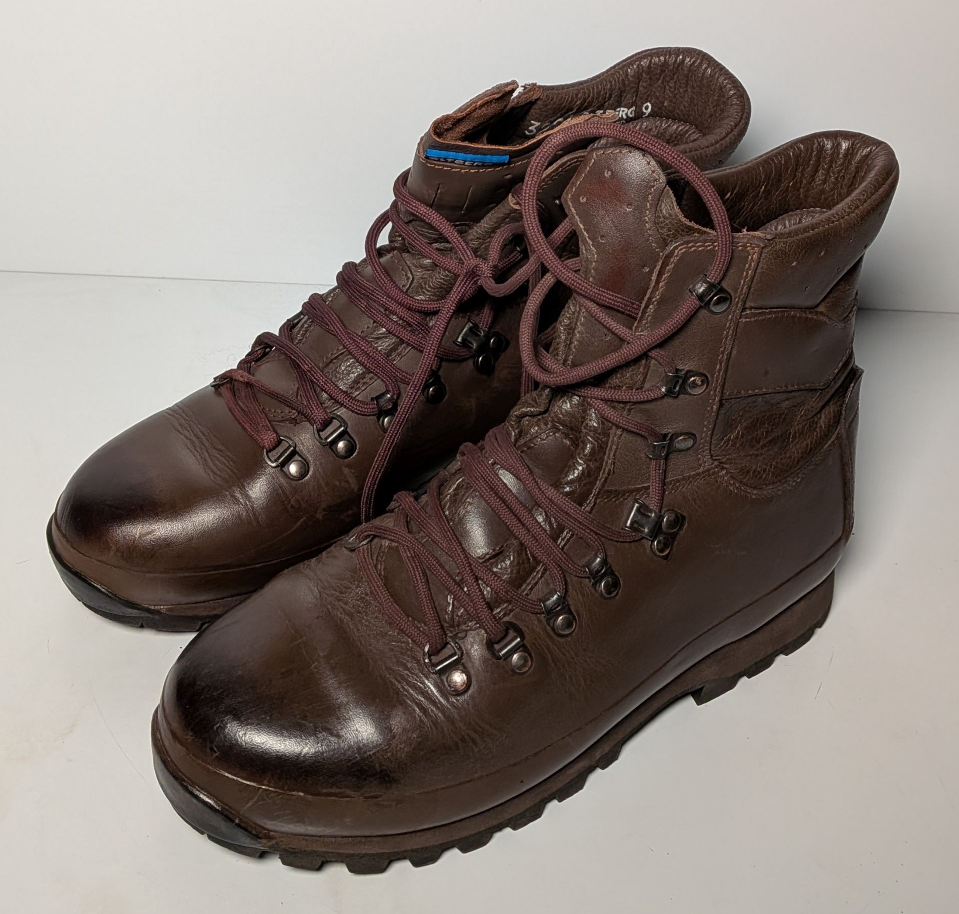 100x pairs of Grade 2 Various combat boots - may include - Magnum, YDS, Haix - mixed sizes - Image 11 of 14