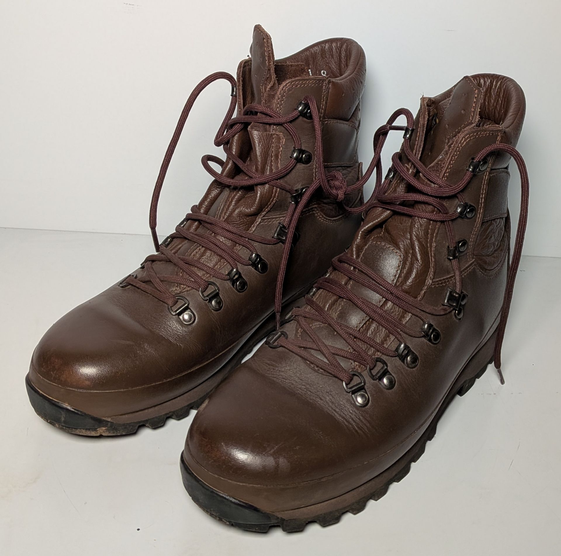 100x pairs of Grade 2 Various combat boots - may include - Magnum, YDS, Haix - mixed sizes - Image 7 of 14