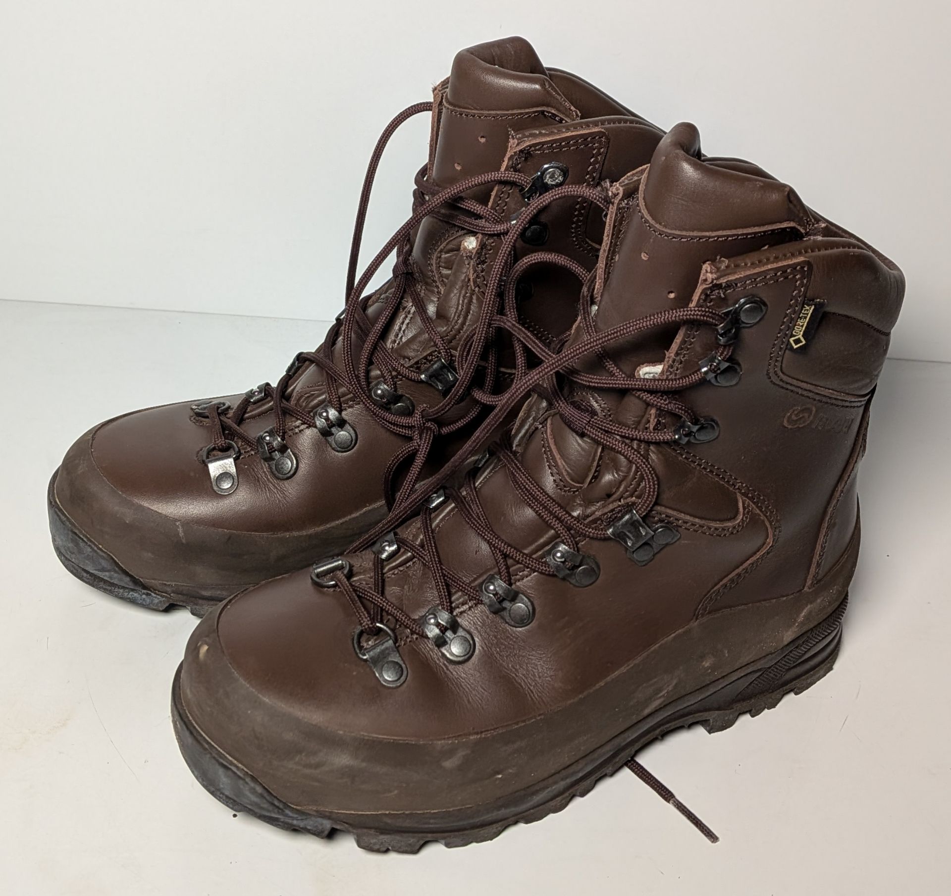 100x pairs of Grade 2 Various combat boots - may include - Magnum, YDS, Haix - mixed sizes - Image 9 of 14