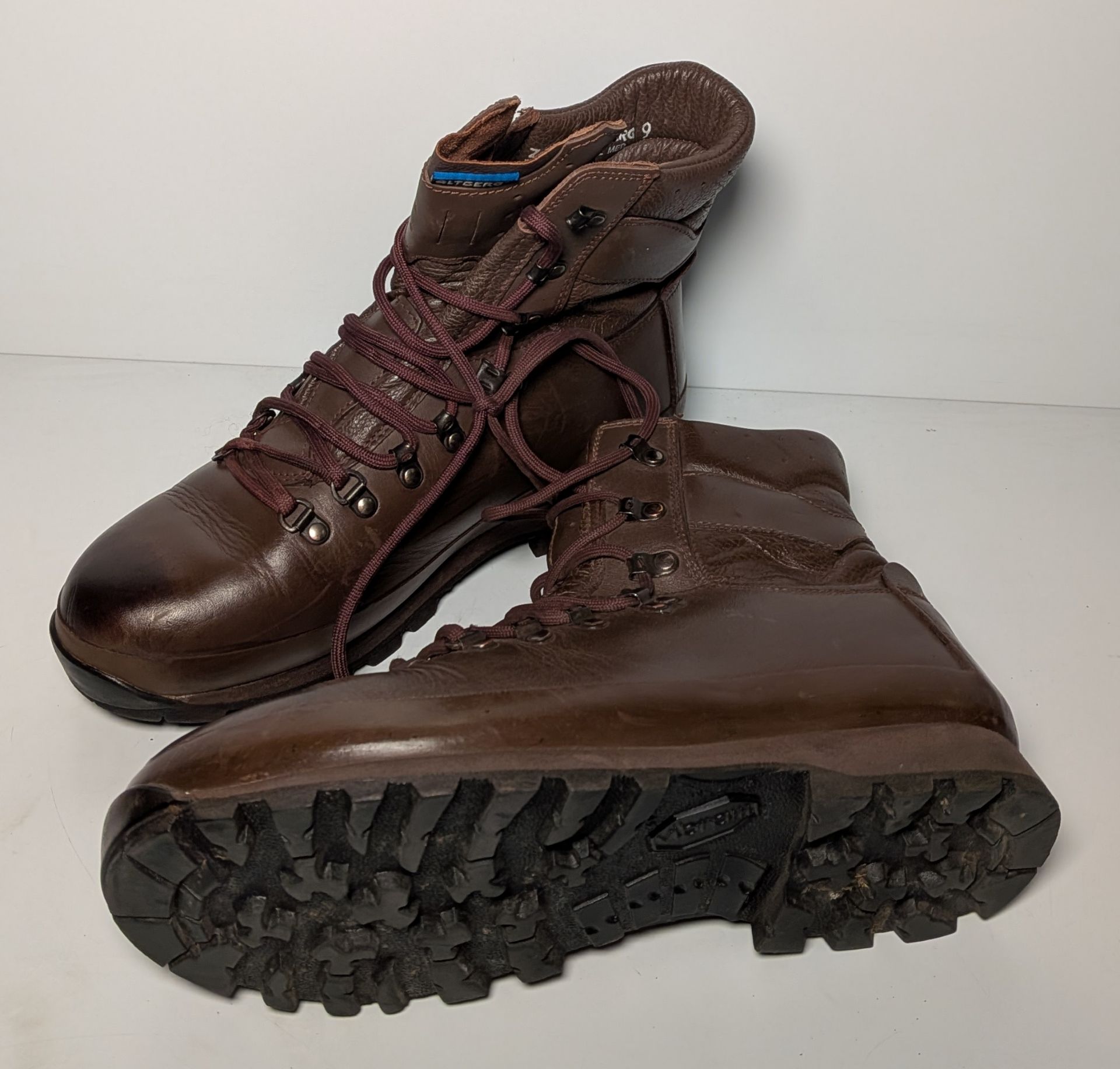 100x pairs of Grade 2 Various combat boots - may include - Magnum, YDS, Haix - mixed sizes - Image 12 of 14