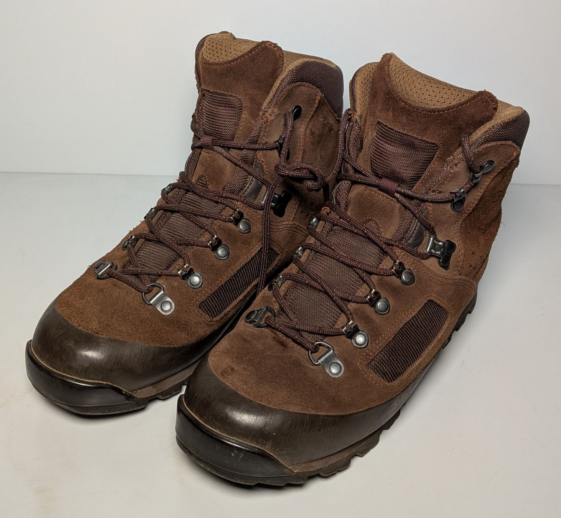 100x pairs of Grade 2 Various combat boots - may include - Magnum, YDS, Haix - mixed sizes - Image 3 of 14
