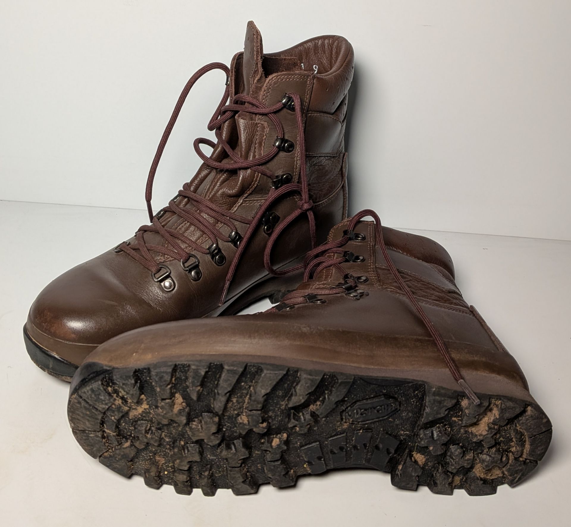100x pairs of Grade 2 Various combat boots - may include - Magnum, YDS, Haix - mixed sizes - Image 8 of 14