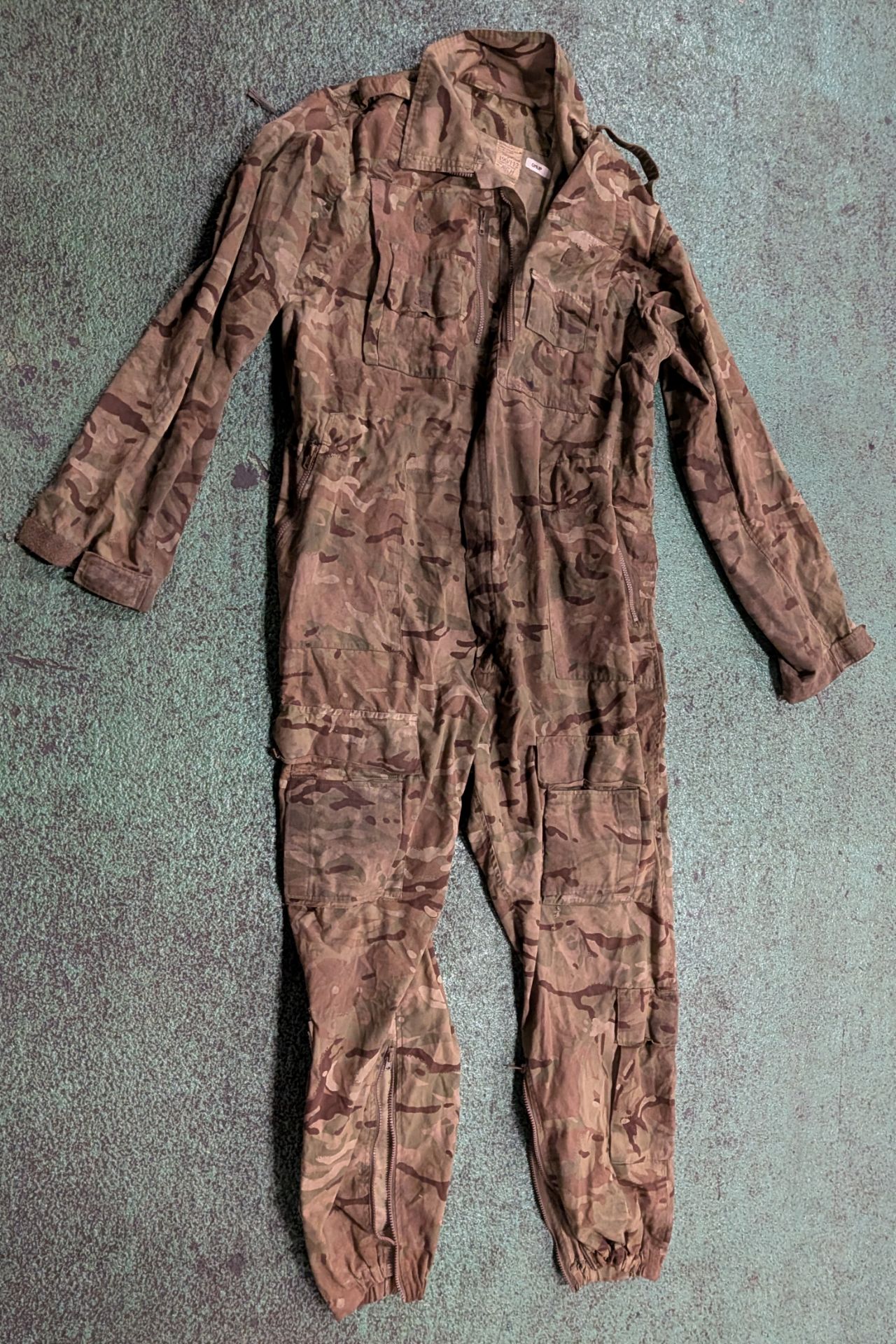Various types of ex-military camo clothing - may include accessories - 225kg – may require repair