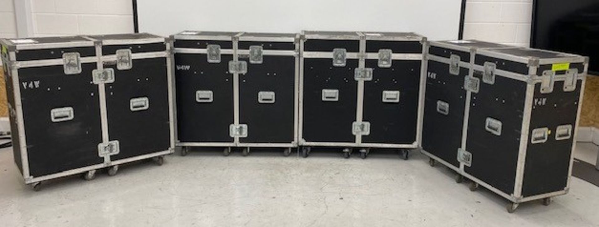 4 cases containing 8x VL-4000 BeamWash. c/w hook rails. Each case 172.8kg, 126 x 57 x 125 cm - Image 7 of 7