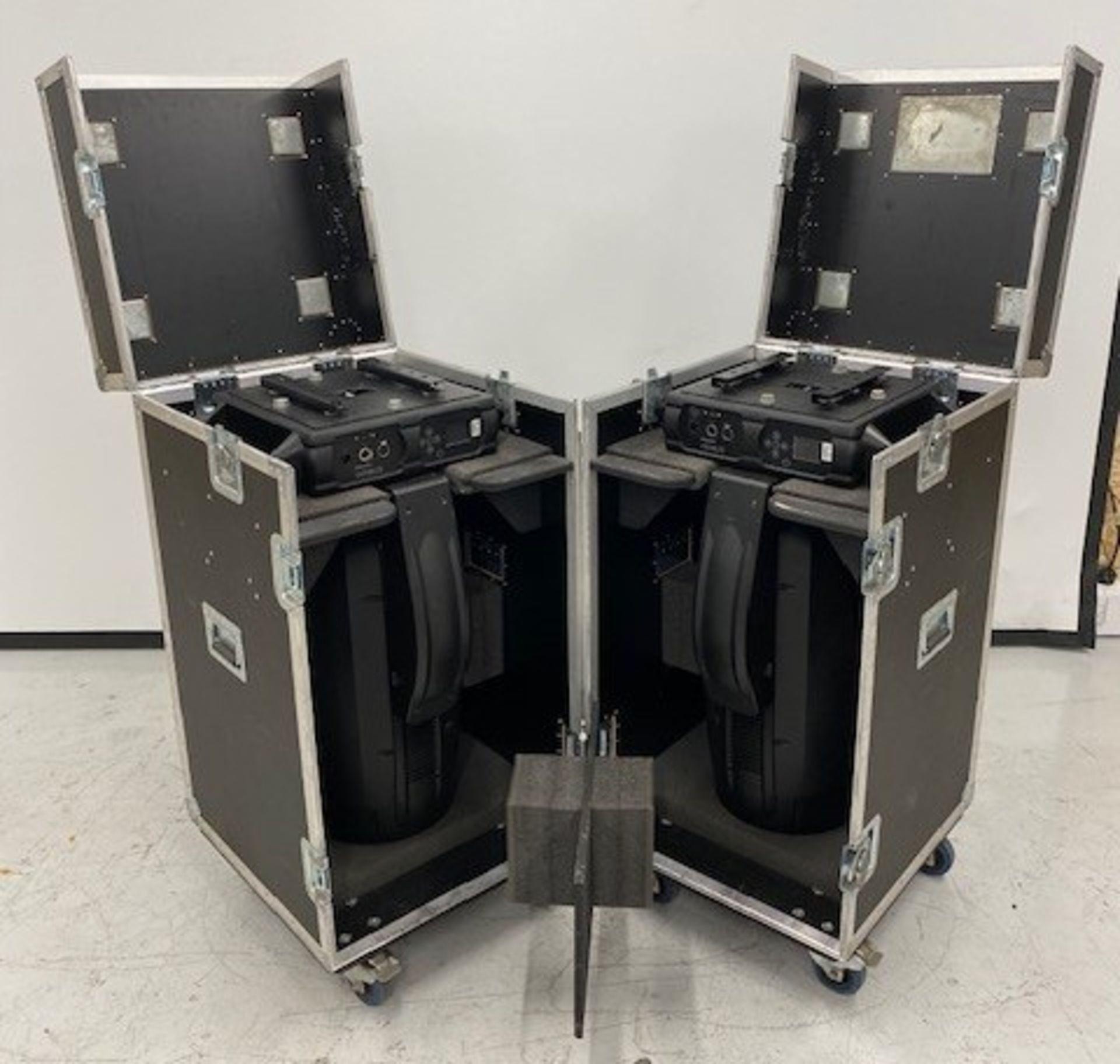 4 cases containing 8x VL-4000 BeamWash. c/w hook rails. Each case 172.8kg, 126 x 57 x 125 cm - Image 5 of 7