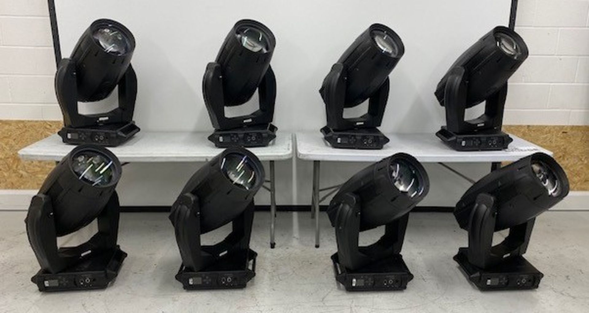 4 cases containing 8x VL-4000 BeamWash. c/w hook rails. Each case 172.8kg, 126 x 57 x 125 cm
