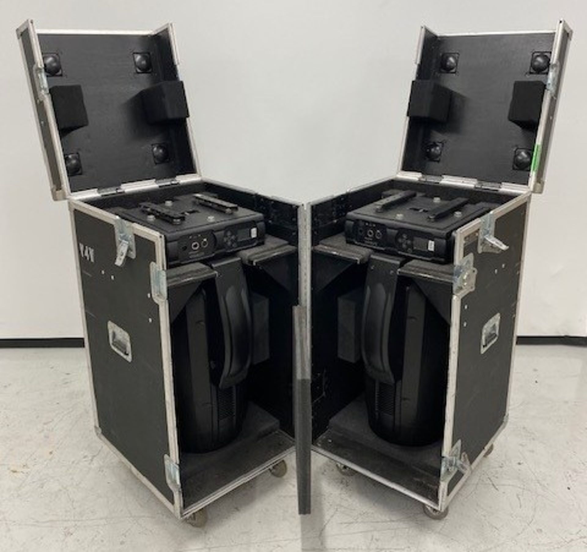 4 cases containing 8x VL-4000 BeamWash. c/w hook rails. Each case 172.8kg, 126 x 57 x 125 cm - Image 6 of 7