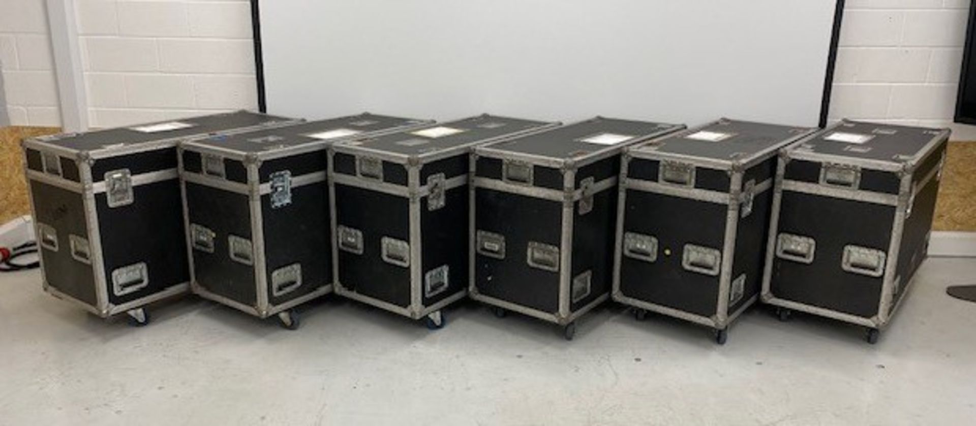 6 cases containing 12x VL-3500 Wash. c/w stippled front lens and hook rails. Each case at 176.2kg - Image 3 of 4