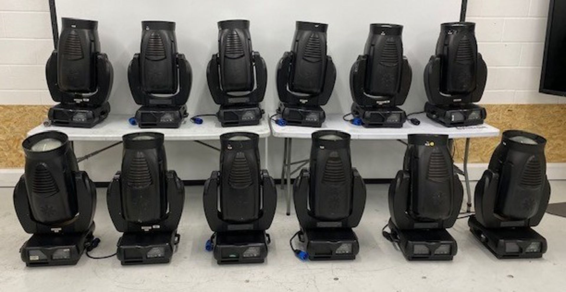 6 cases containing 12x VL-3500 Wash. c/w stippled front lens and hook rails. Each case at 176.2kg - Image 2 of 4