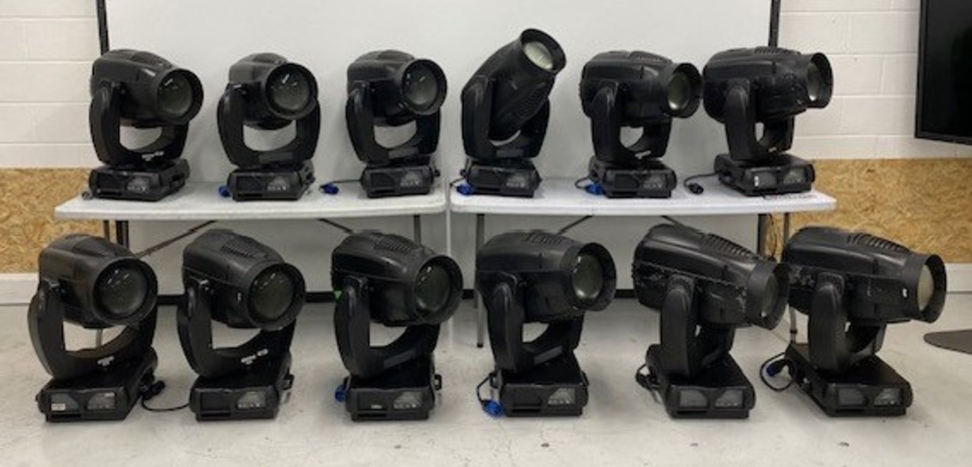 6 cases containing 12x VL-3500 Wash. c/w stippled front lens and hook rails. Each case at 176.2kg