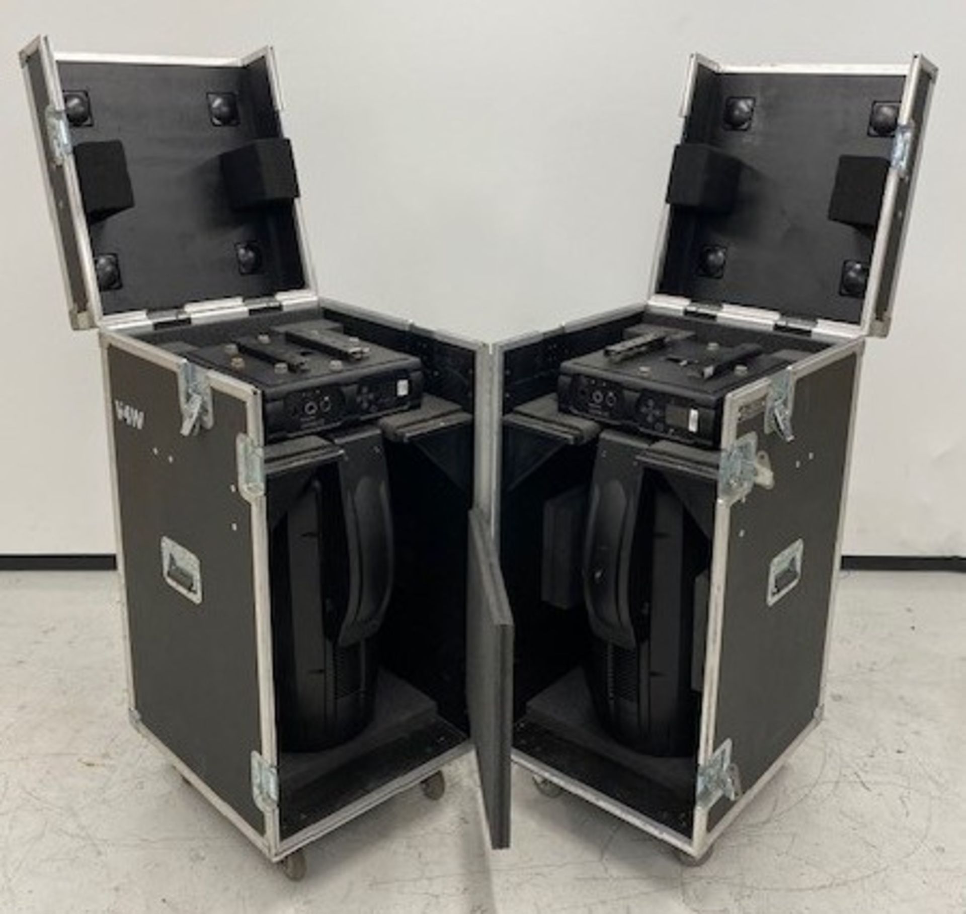 4 cases containing 8x VL-4000 BeamWash. c/w hook rails. Each case 172.8kg, 126 x 57 x 125 cm - Image 4 of 7