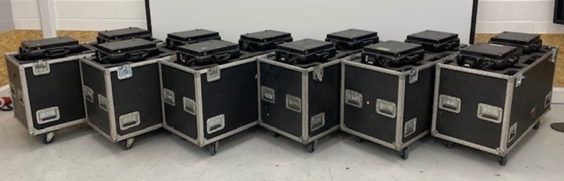 6 cases containing 12x VL-3500 Wash. c/w stippled front lens and hook rails. Each case at 176.2kg - Image 4 of 4