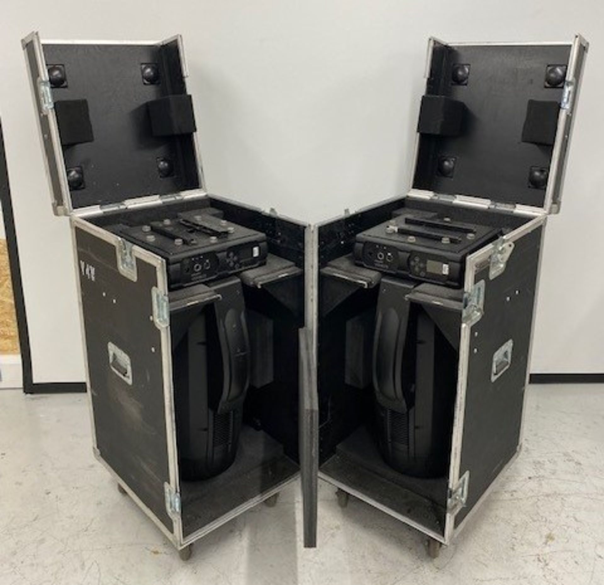 4 cases containing 8x VL-4000 BeamWash. c/w hook rails. Each case 172.8kg, 126 x 57 x 125 cm - Image 3 of 7