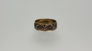 A Brooks Brothers 9ct gold engraved wedding band O 2.25g
