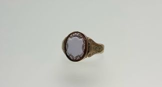 A yellow metal signet ring set with a shield-shaped cornelian intaglio P 4.37g