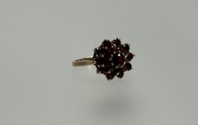 A 9ct gold garnet cluster ring N 3.17g