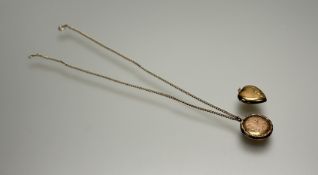 An Edwardian 9ct back and front circular locket with engraved floral sprays: d. x 2cm on gilt