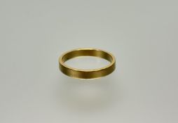 An 18ct gold wedding band N 3.03g