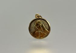 An 18ct gold pendant depicting Mary Magdolin: d. x 1.5cm 2.62g