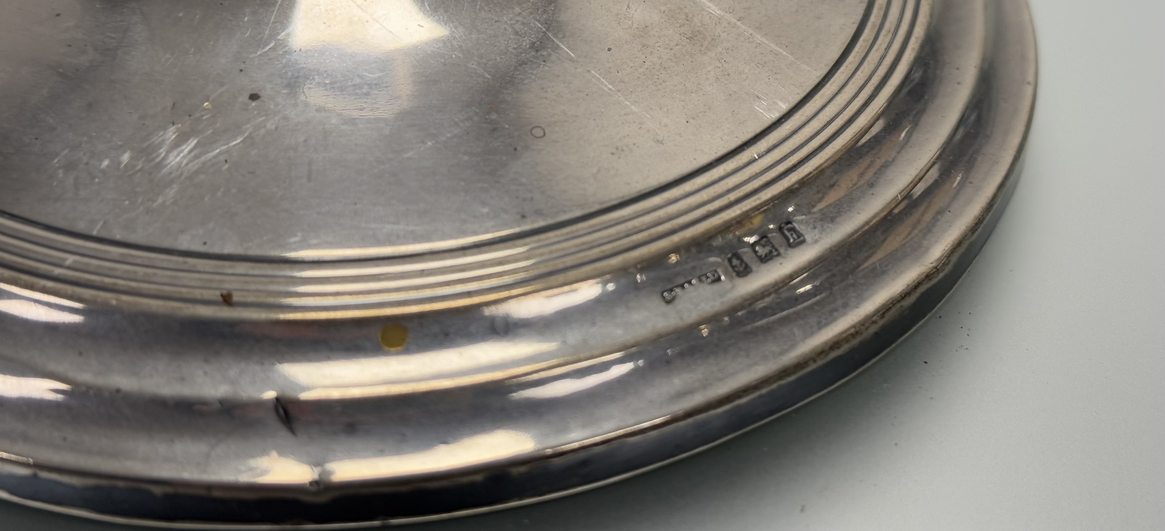 An Edwardian Birmingham silver capstan-style weighted desk inkstand of circualr form with domed - Image 2 of 3