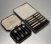 A set of six Sheffield silver seal handle tea spoons in original fitted black velvet-lined case